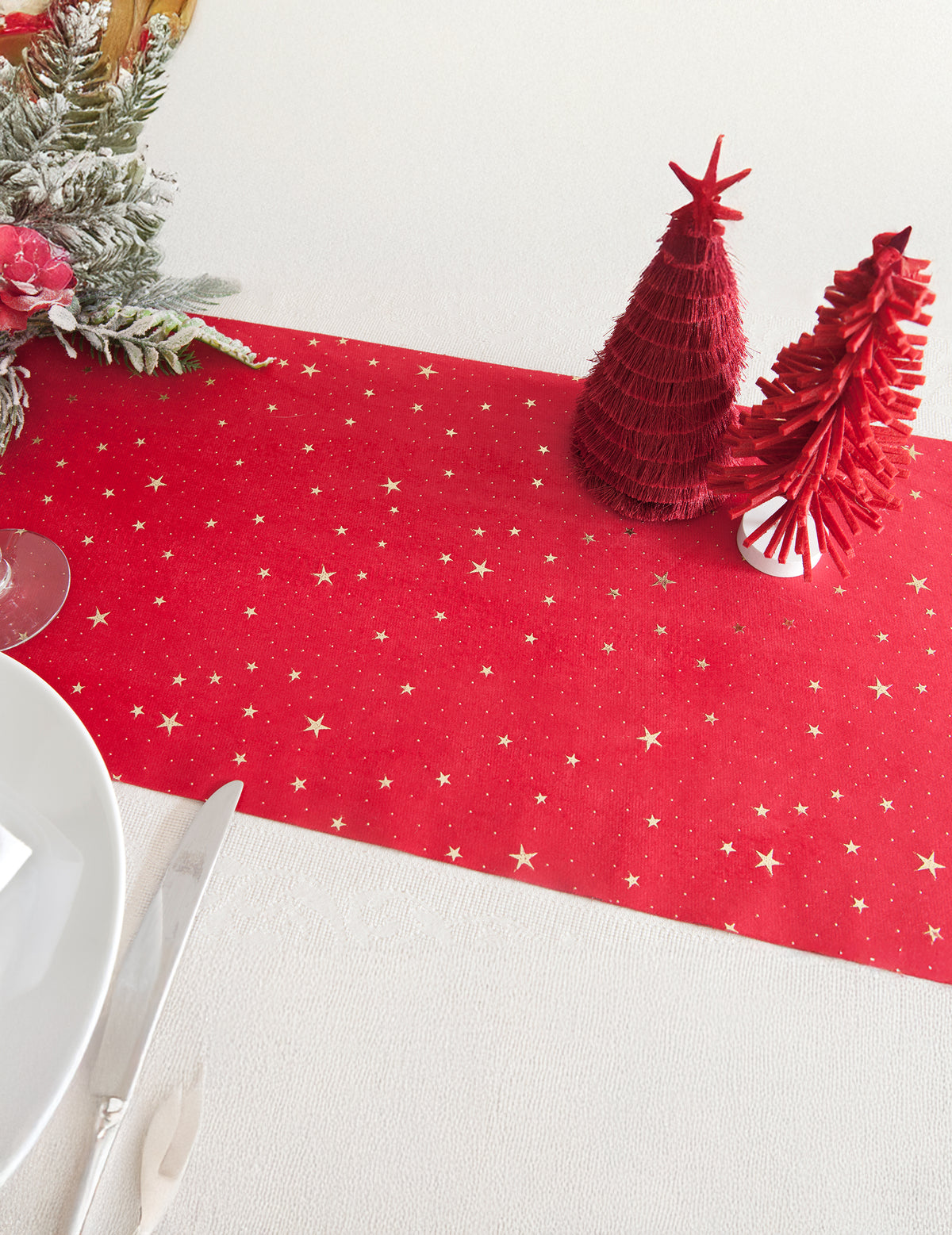 Mise en situation sur une table de fête du chemin de table étoiles dorées