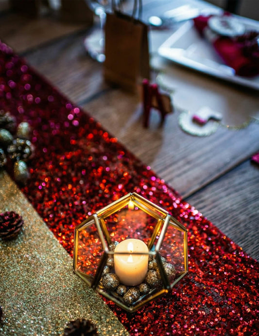 Mise en situation du chemin de table à paillettes pour décoration rouge brillant