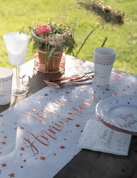 Mise en situation du chemin de table en coton anniversaire pour fête rose gold