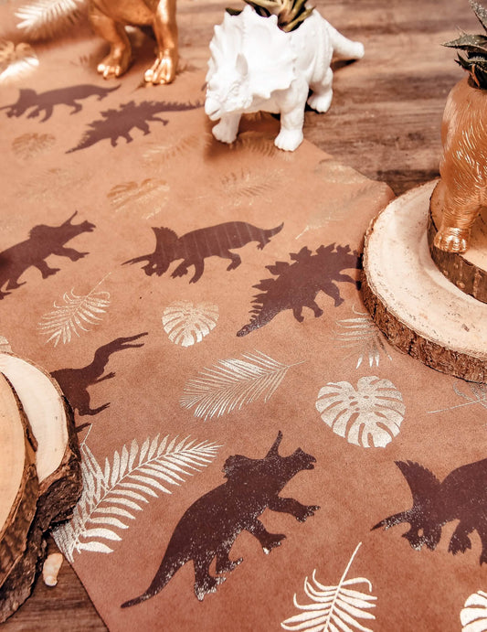 Détail des motifs de feuilles dorées du chemin de table dinosaures