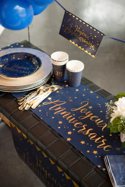 Mise em situação sobre uma mesa da toalha de mesa de algodão parabéns azul-marinho e dourado