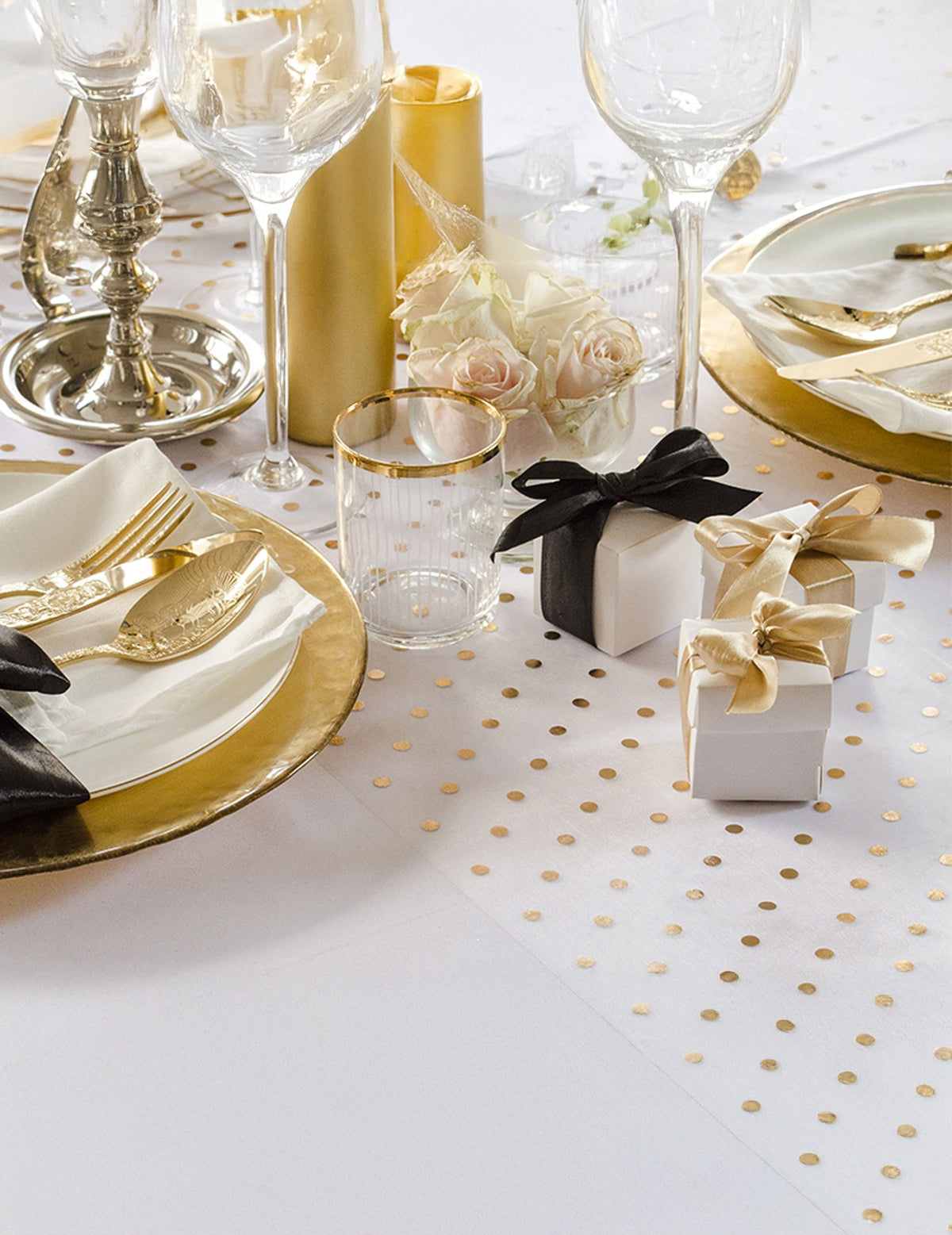 Mise em situação do caminho de mesa com bolinhas dourado metalizado para decoração de mesa em organza branco
