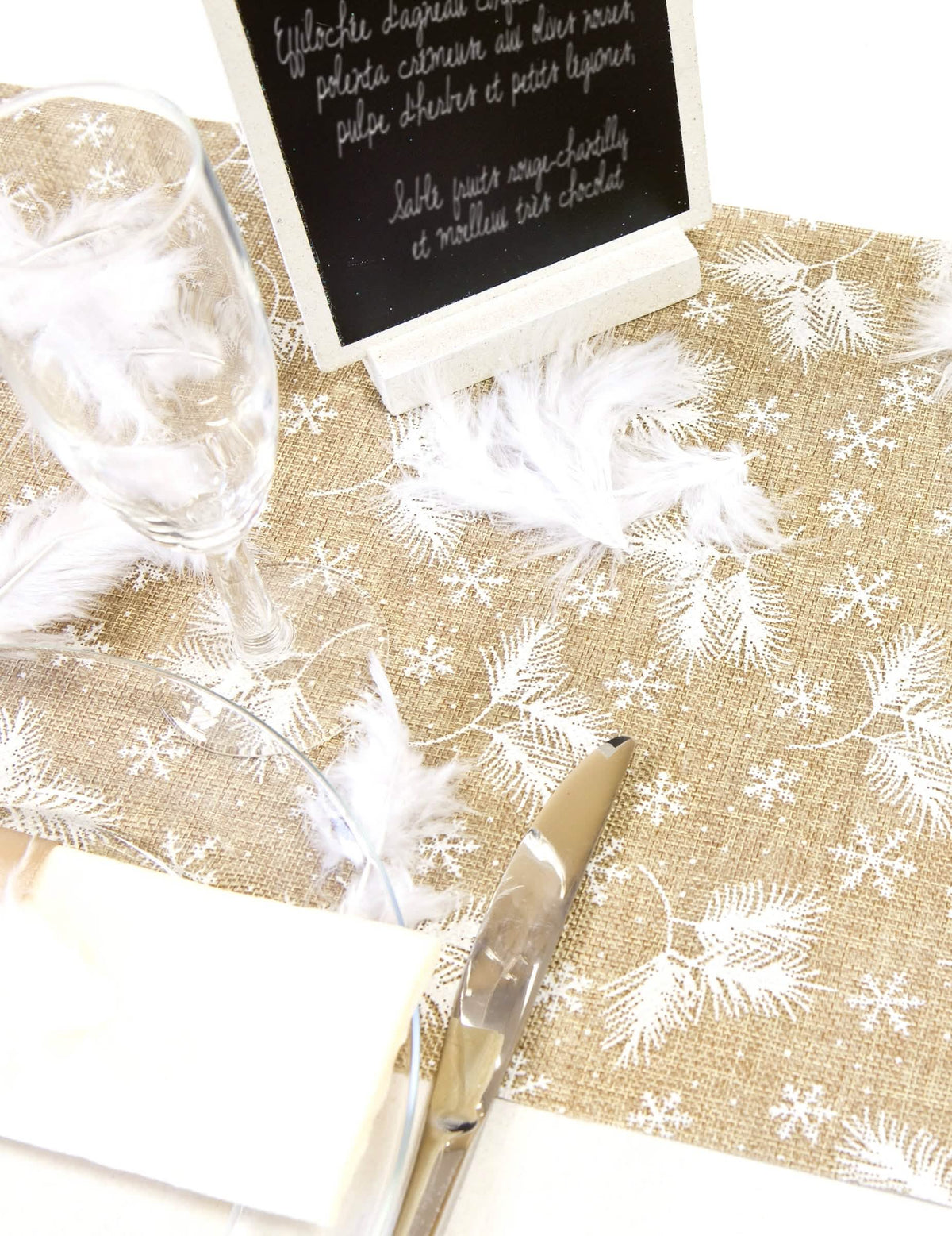 Imagem em contexto do caminho de mesa polar com flocos de neve