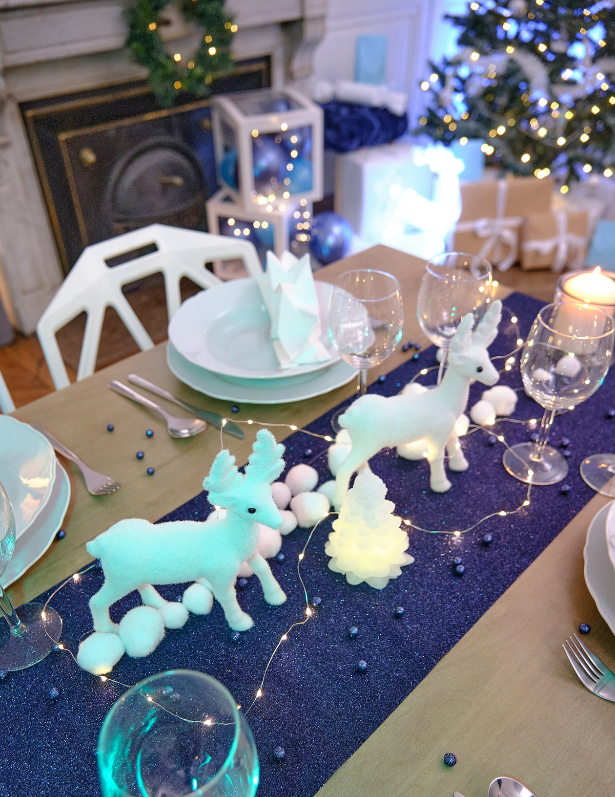 Table de Noël dressée avec le chemin de table étincelant à paillettes pour décoration de fête bleu marine
