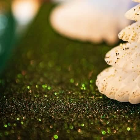 Gros plan sur les paillettes du chemin de table étincelant pour Noël