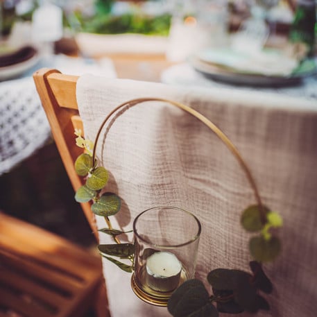 Mise en situation sur une chaise du chemin de table gaze de coton pour décoration
