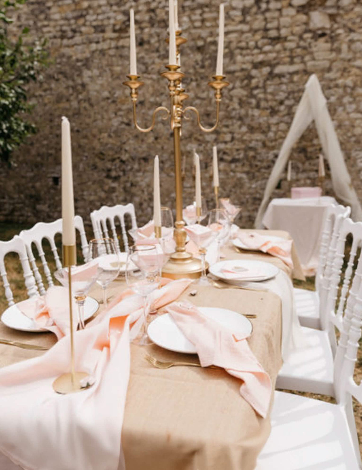 Decoração de casamento com caminho de mesa em estilo campestre
