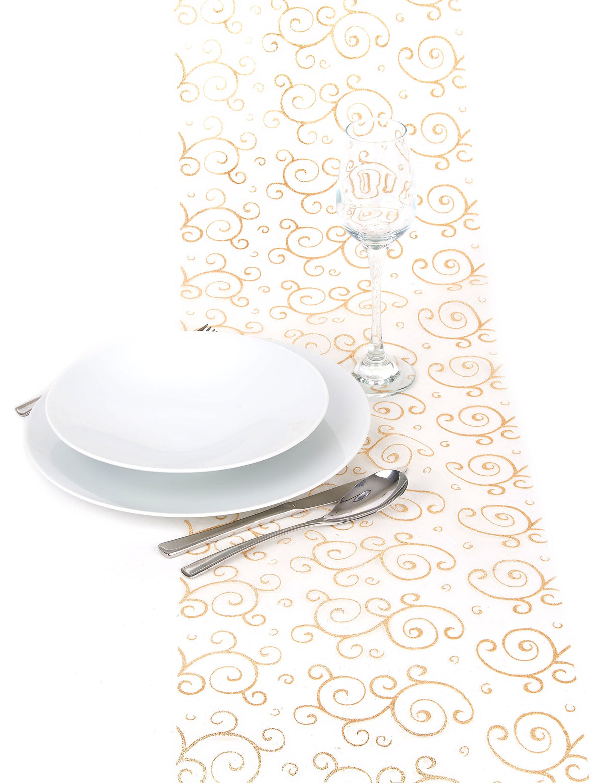 Mise en situation du chemin de table organza arabesques pailletées pour fête doré