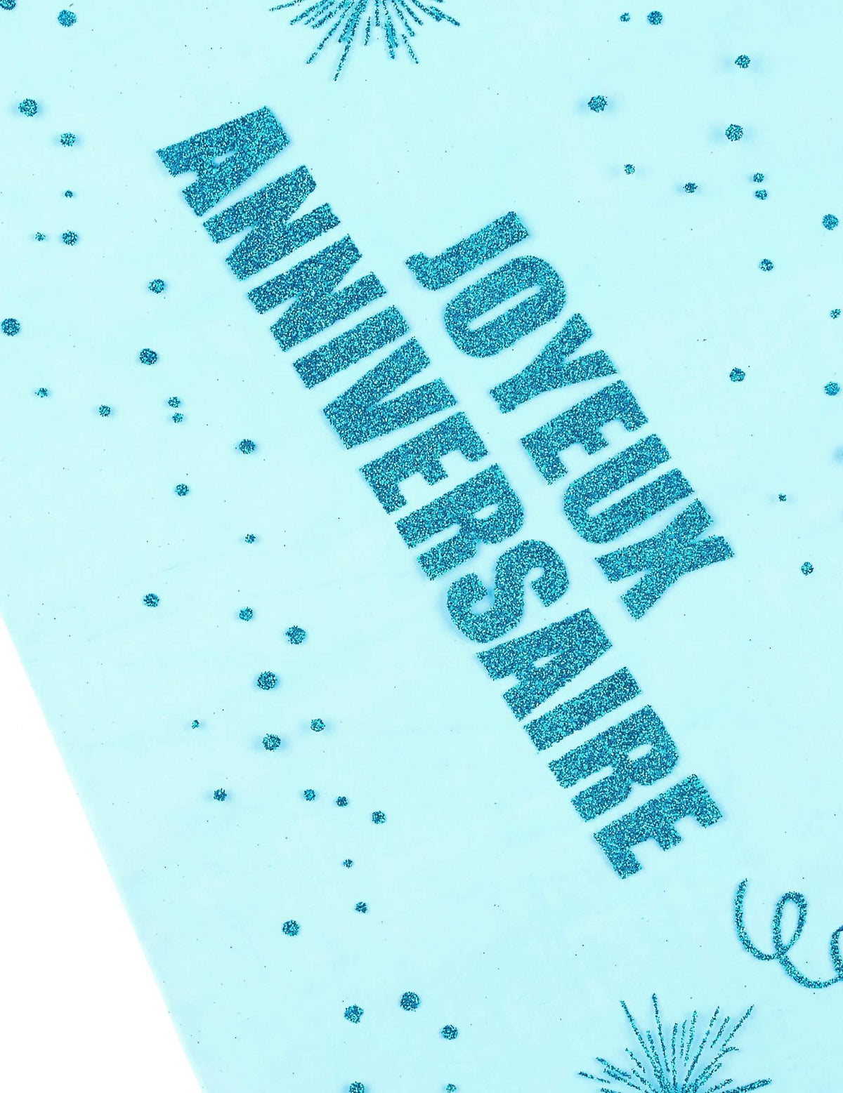 Detalhe da inscrição com brilhantes do caminho de mesa em organza parabéns