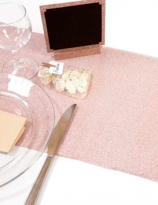 Mise en situation sur une table festive du chemin de table à paillettes pour mariage