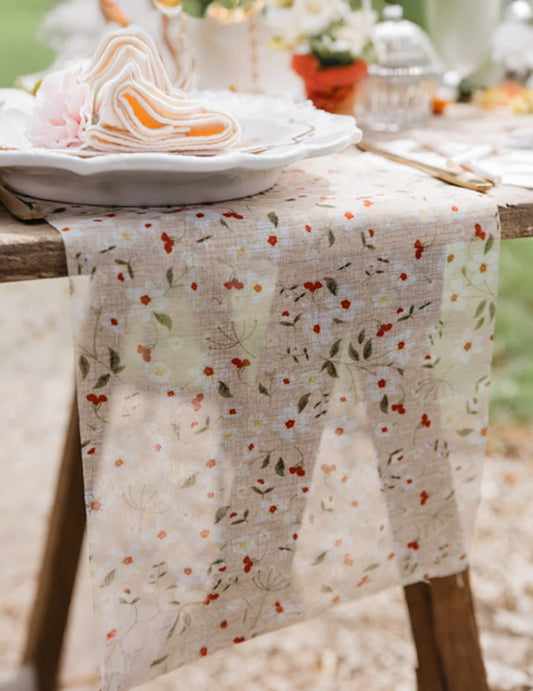 Détail de la retombée du chemin de table à motifs floraux