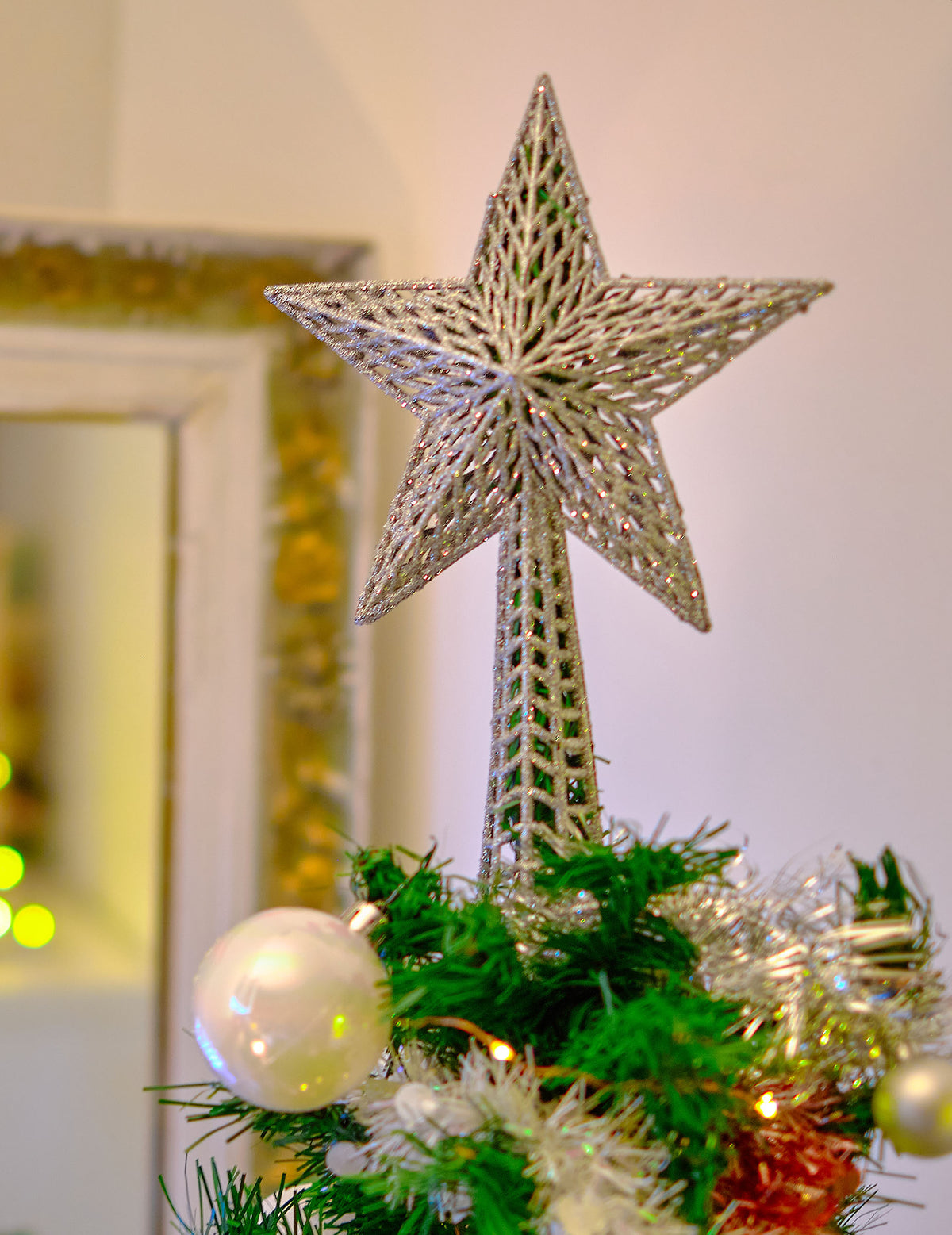 Gros plan sur la structure du cimier de sapin étoile pour décoration de Noël