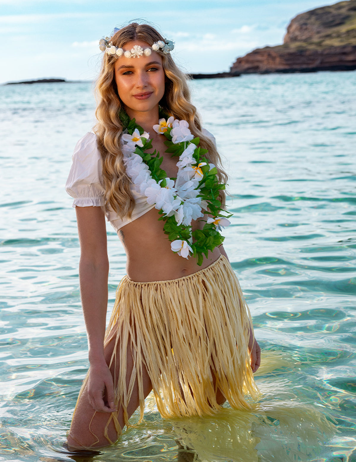 Mise en situation du collier fleurs blanc et vert pour adulte