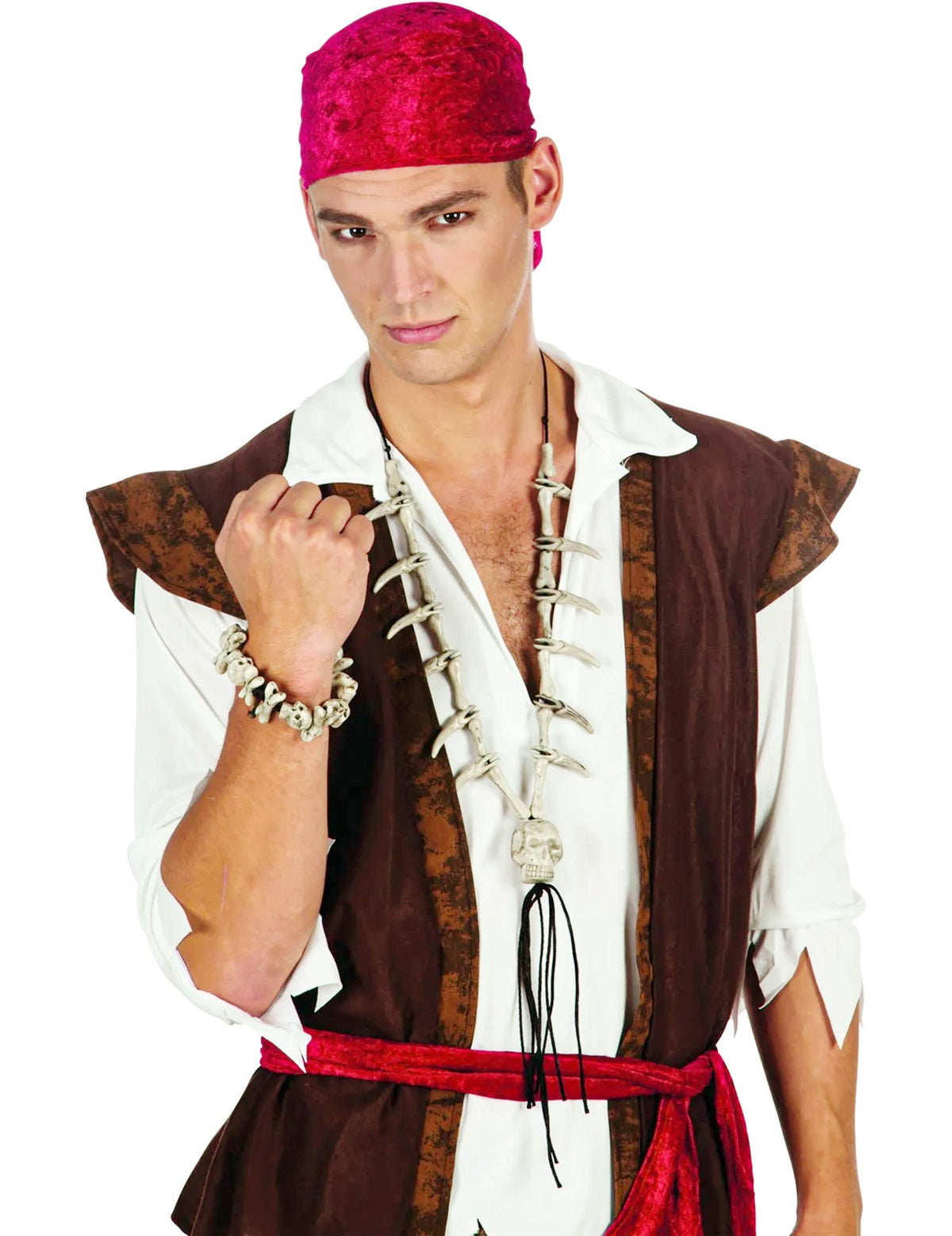 Detalhe do colar e da pulseira usados do colar caveira pirata
