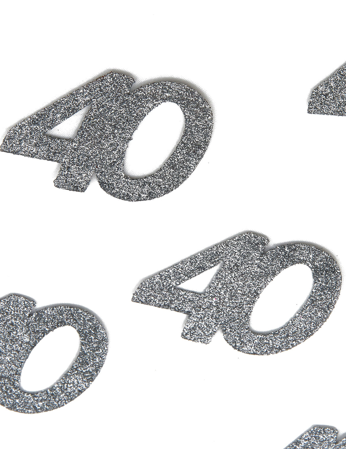 Gros plan sur les paillettes argentées du Confettis anniversaire 40 ans