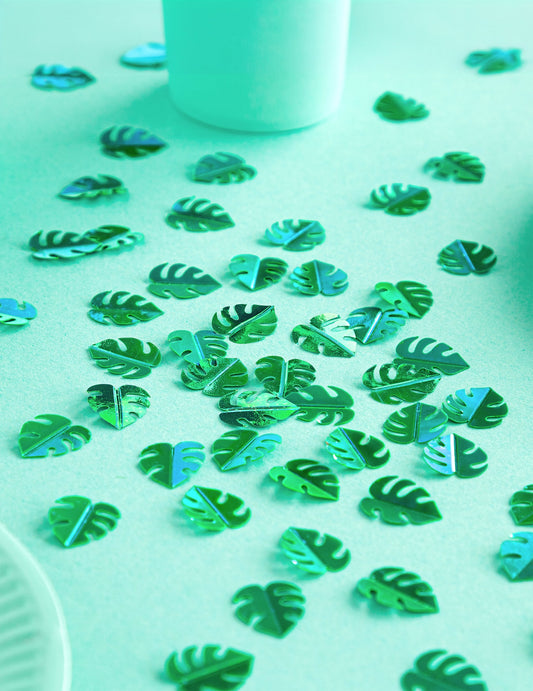 Gros plan sur les confettis de table feuilles tropicales pour décoration