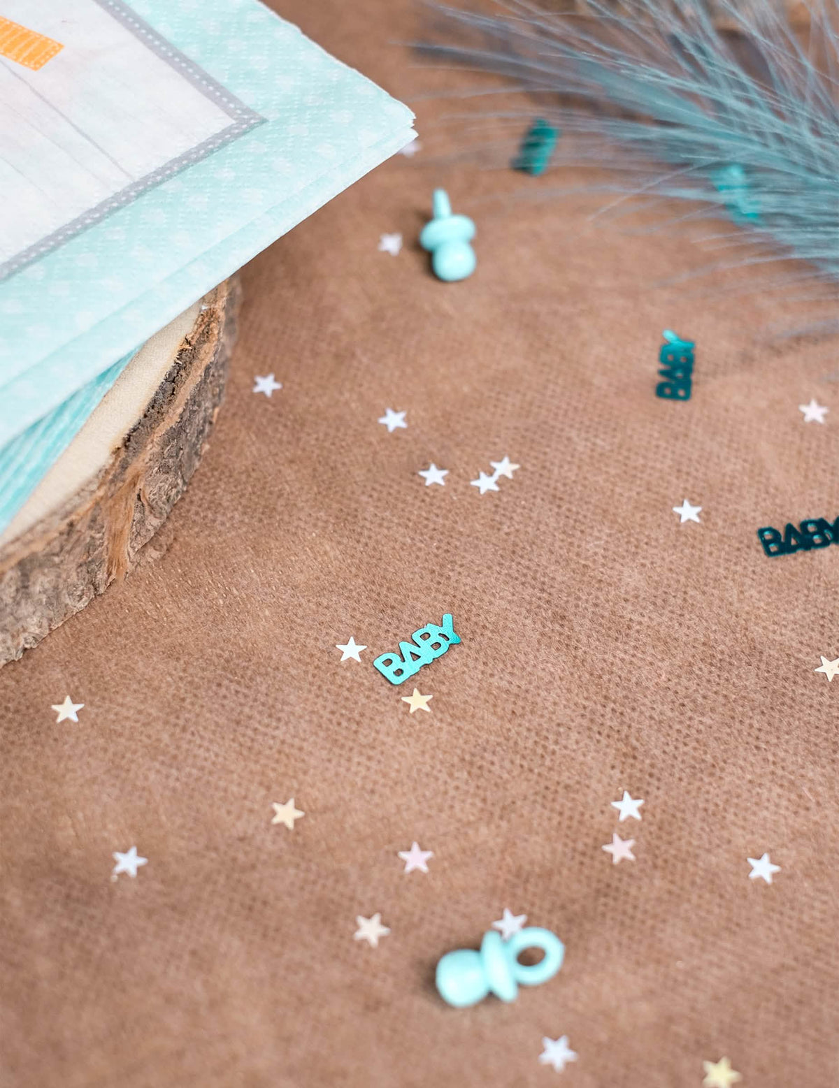 Vista aproximada da mistura de formas de confettis chucha baby para baby shower