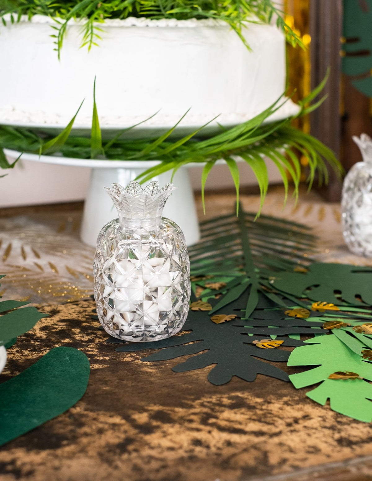 Decoração de mesa festiva com o recipiente para amêndoas em forma de ananás