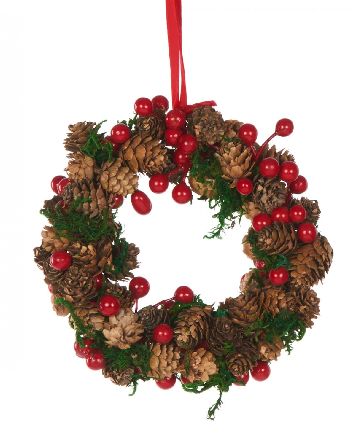 Coroa tradicional para pendurar para decoração de natal com bagas vermelhas e pinhas
