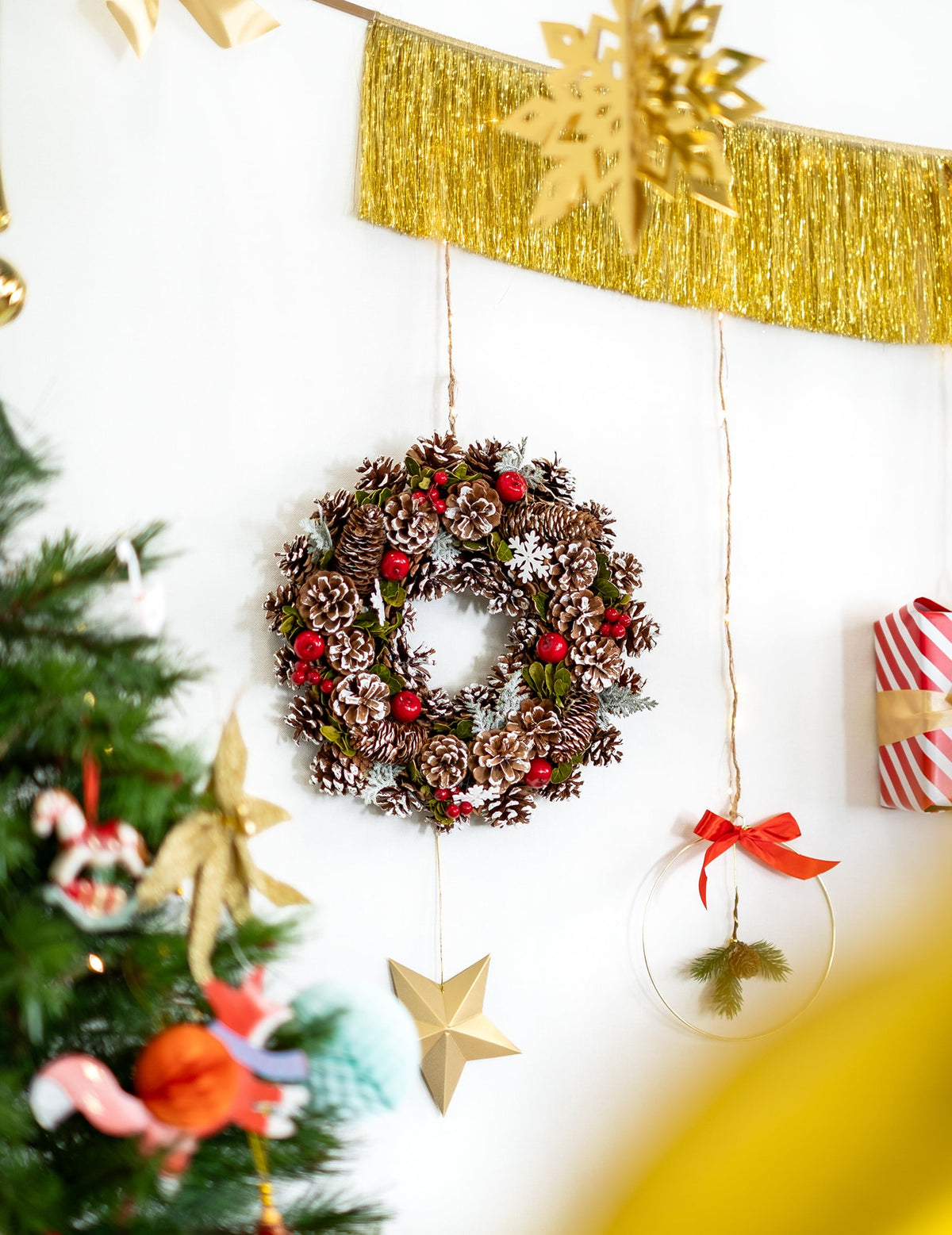 Encenação da coroa de natal com bagas da floresta tradicional