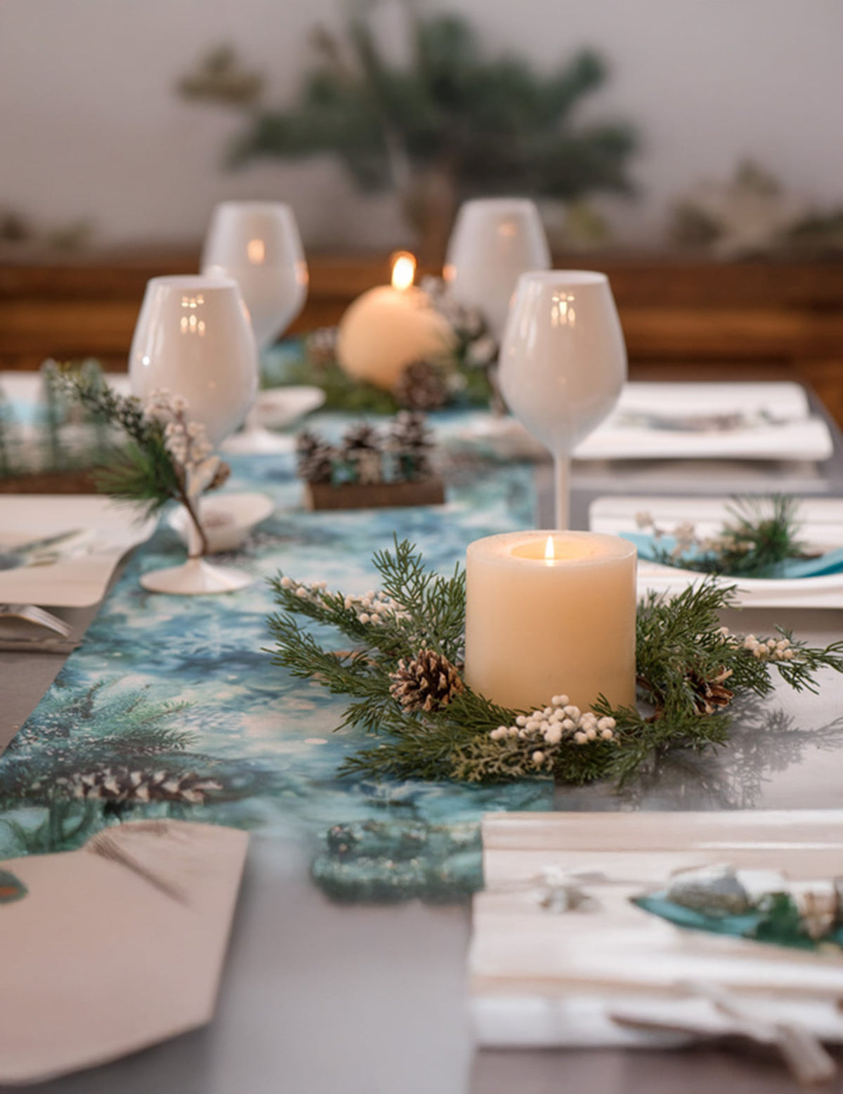Mise en situation sur une table de fête de la couronne de pommes de pin et sapin pour décoration à suspendre