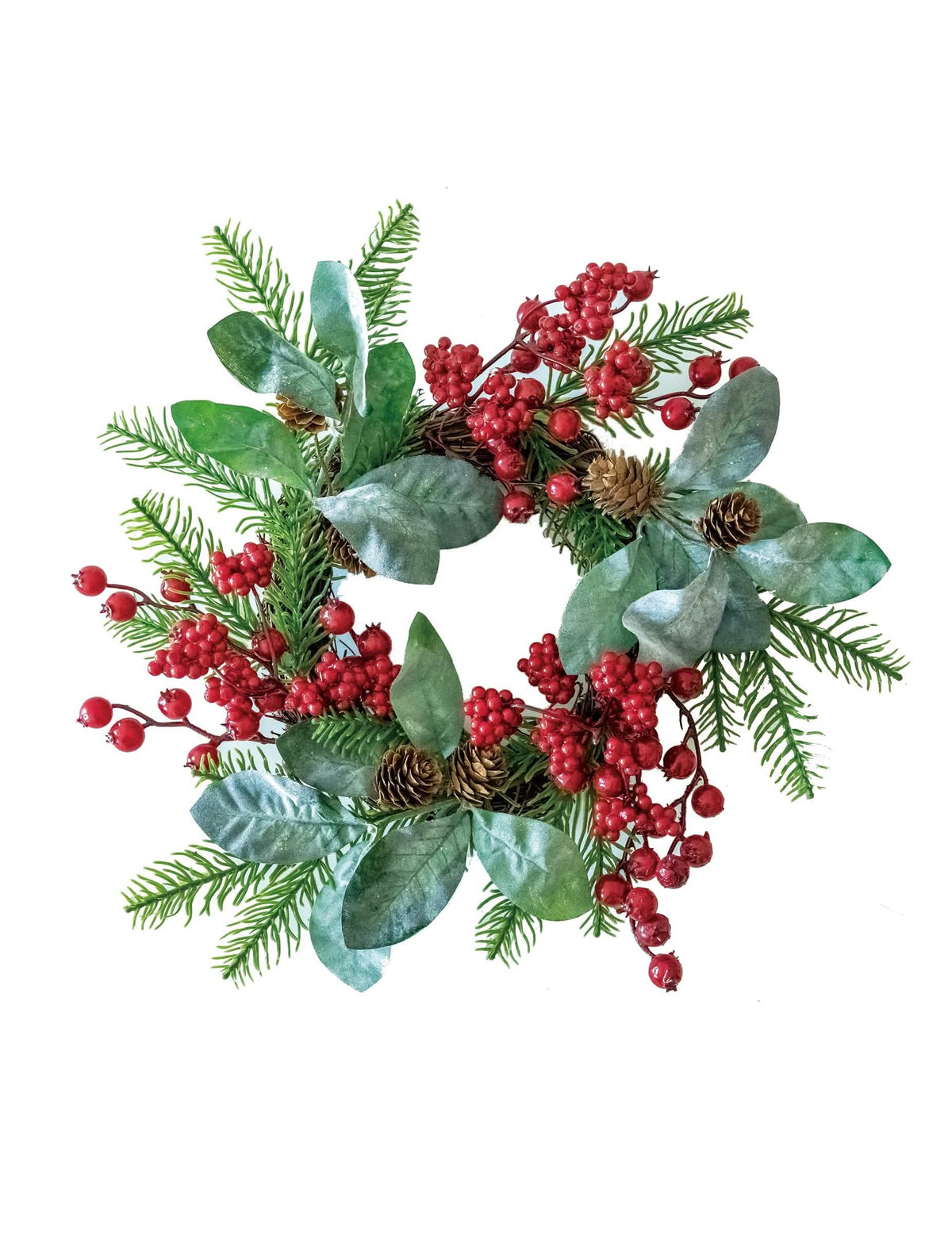 Coroa vegetal de abeto e pinhas para decoração com bagas vermelhas