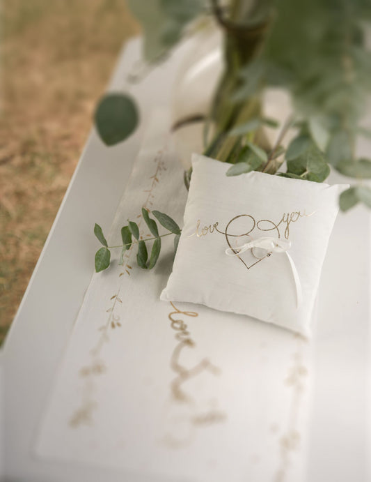 Coussin d'alliances love you blanc et or 18 x 18 cm en coton