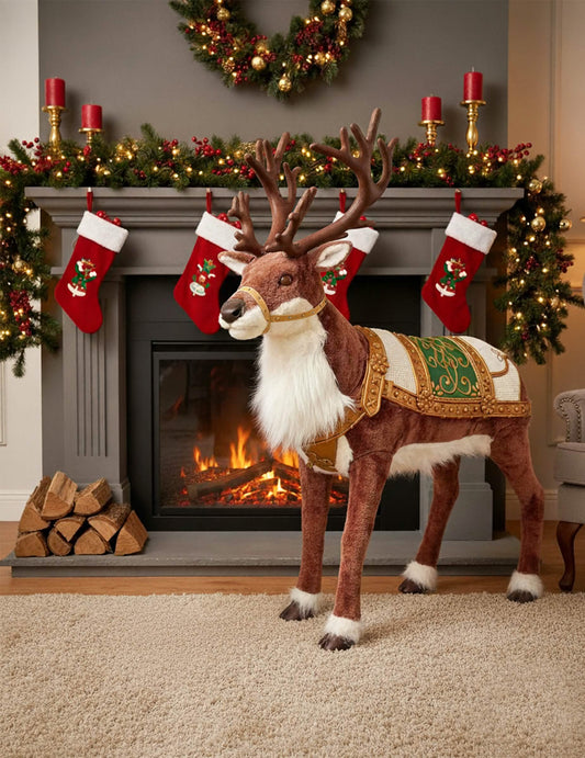 Mise en situation devant une cheminée de la décoration animée renne de Noël avec son et mouvement