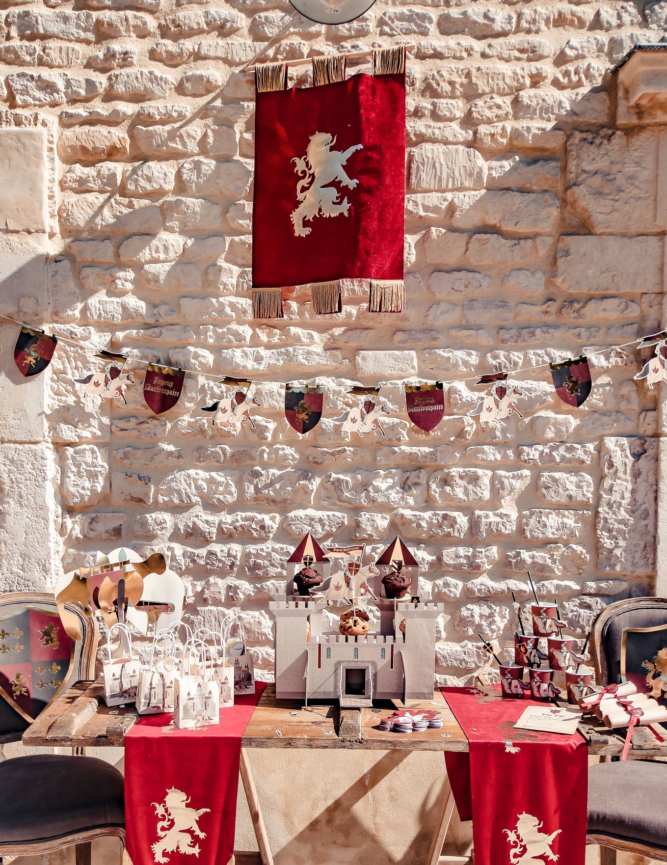 Mise en situation de table d'anniversaire du blason lion pour fête médiévale