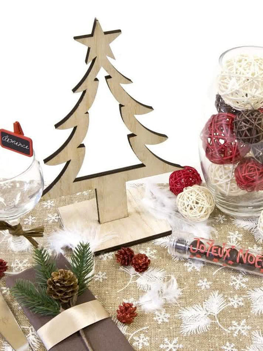 Mise en situation sur une table de fête de la décoration branche de sapin avec pomme de pin