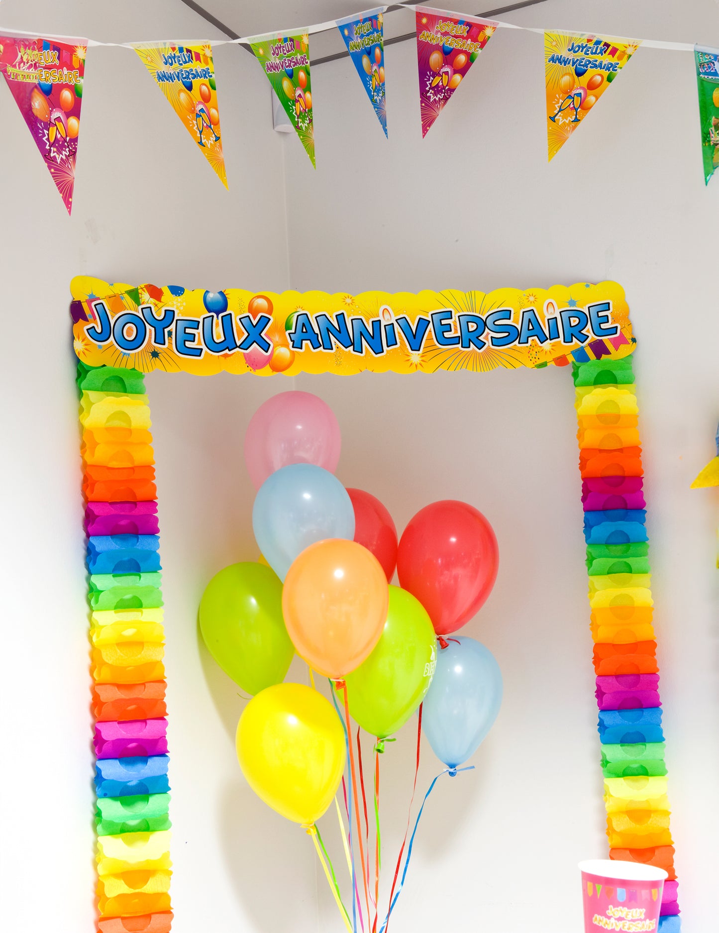 Détail de la partie supérieure de la décoration de porte Joyeux anniversaire pop