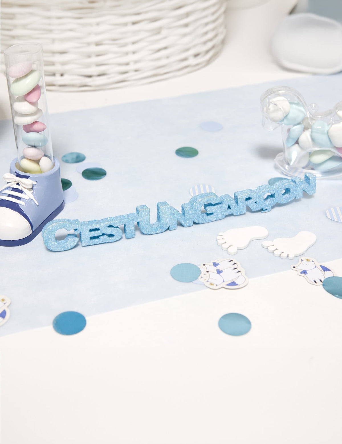 Mise en situation de la décoration de table c'est un garçon bleu à paillettes
