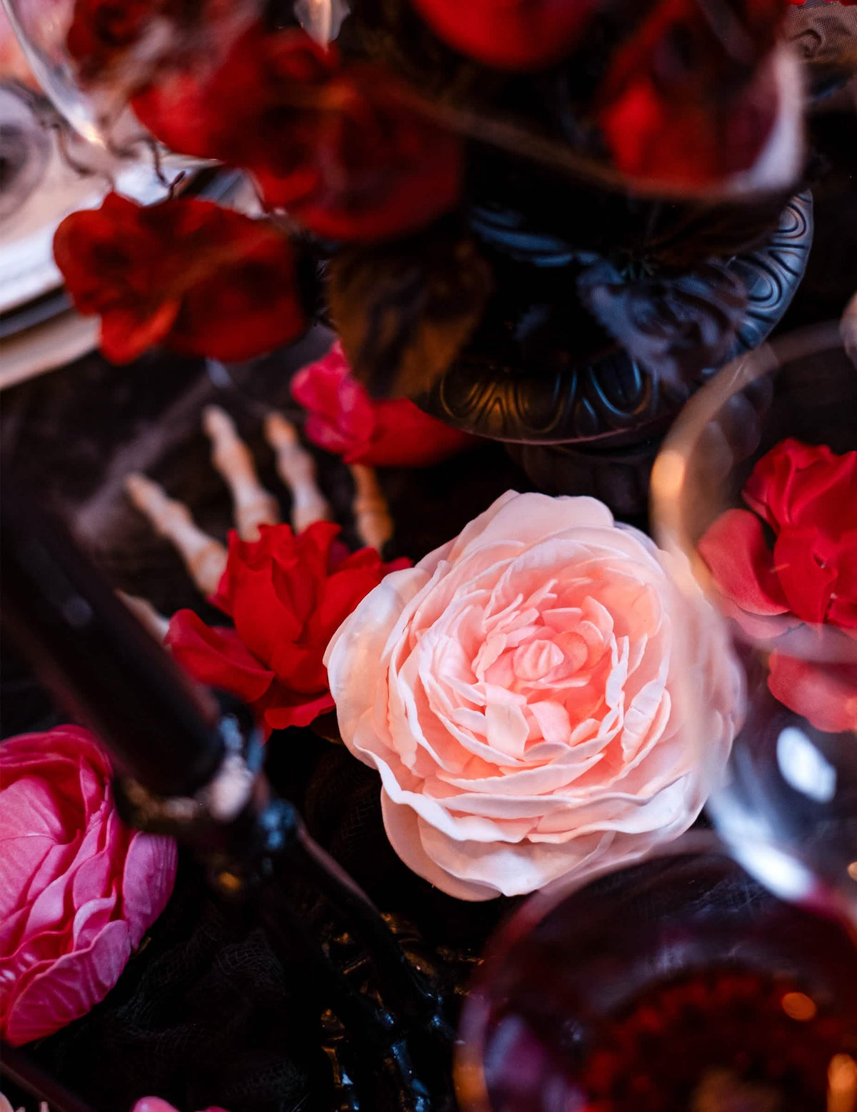 Grande plano da encenação com esqueleto da flor artificial cor de rosa antiga