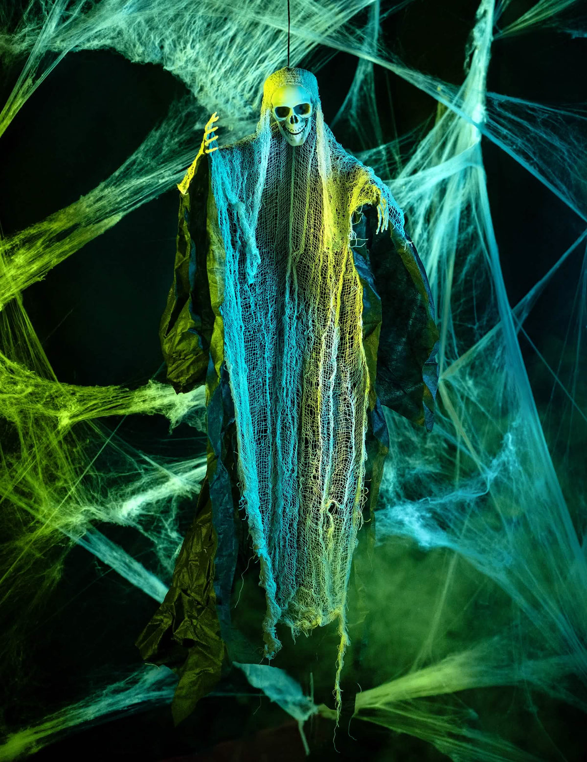 Montagem com teias de aranha da decoração ceifeiro para halloween