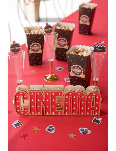 Cenografia para mesa de festa da decoração luminosa em madeira Cinema
