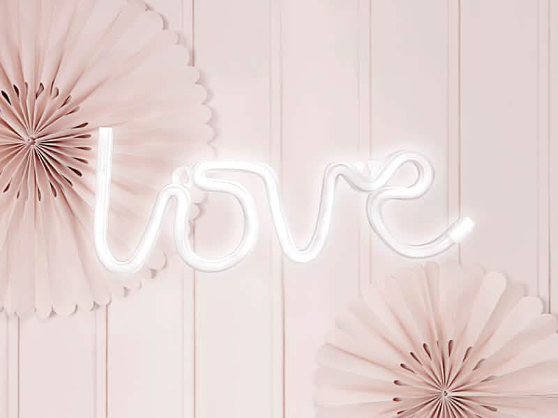 Mise en scène da decoração luminosa néon led love branco a pilhas