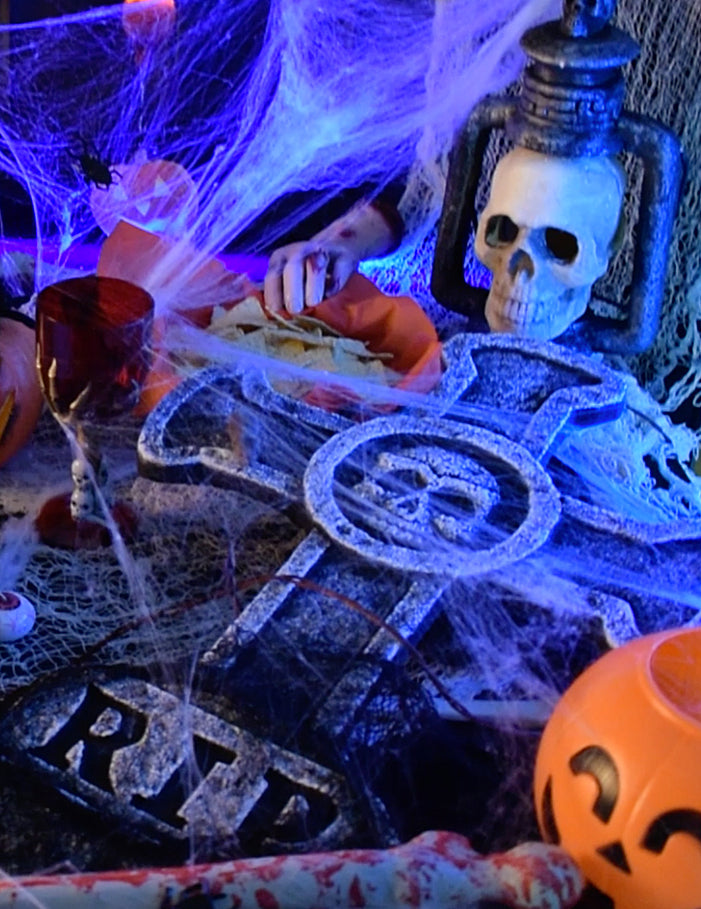 Decoração de lápide em cruz com caveira para halloween