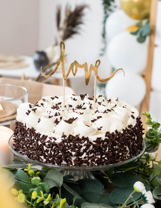 Gros plan sur l'inscription de la décoration pour gâteau love pour mariage doré