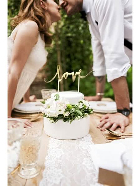 Cena sobre um bolo da decoração para bolo love para casamento dourado