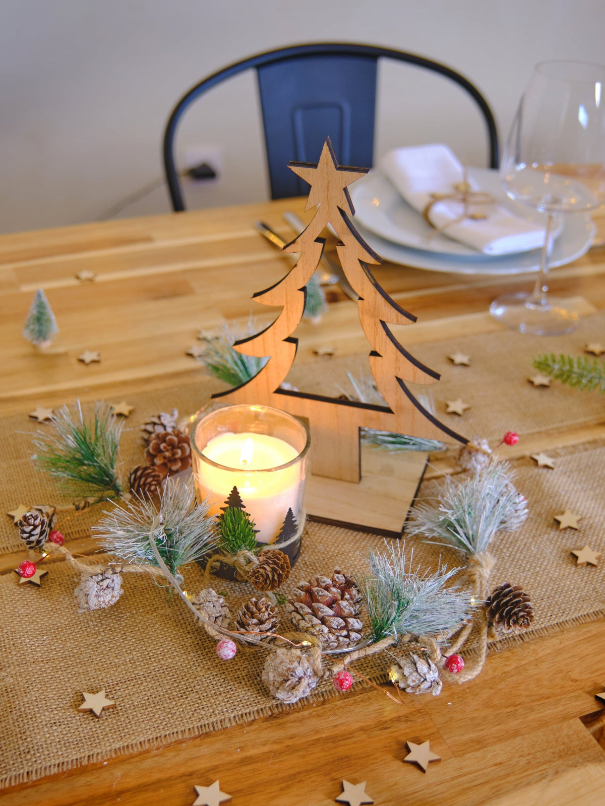 Mise en situation sur table de fête de la décoration Sapin de Noël