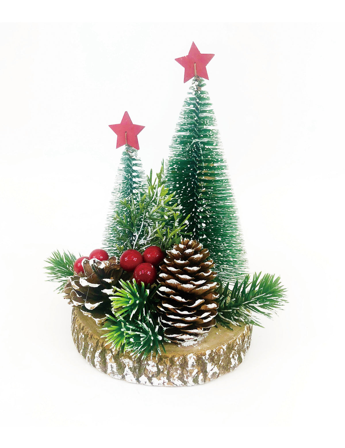 Décoration sapins traditionnels sur rondin pour centre de table vert et rouge avec pommes de pin