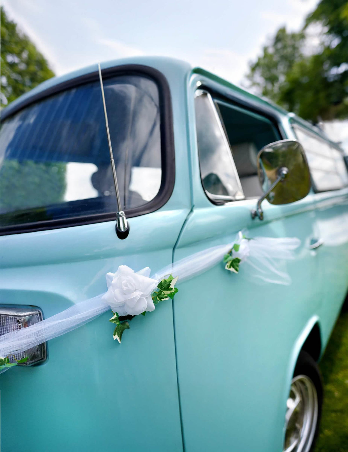 Pormenor das flores da decoração rosas branco para carro em tule branco