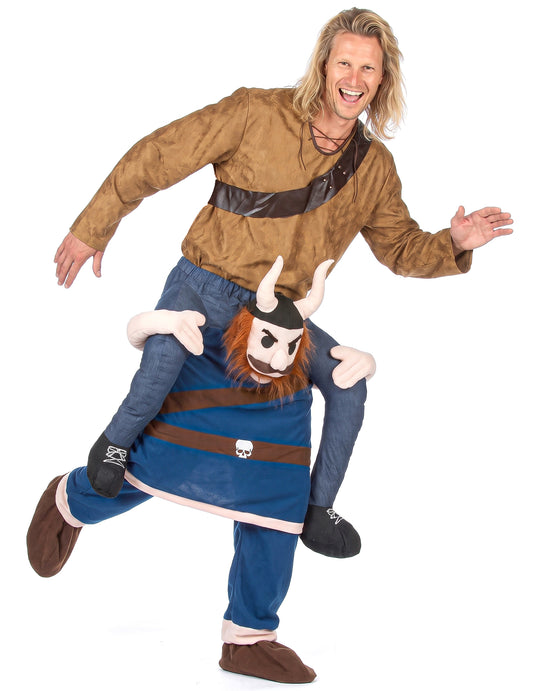 Disfarce homem ás costas de um viking adulto