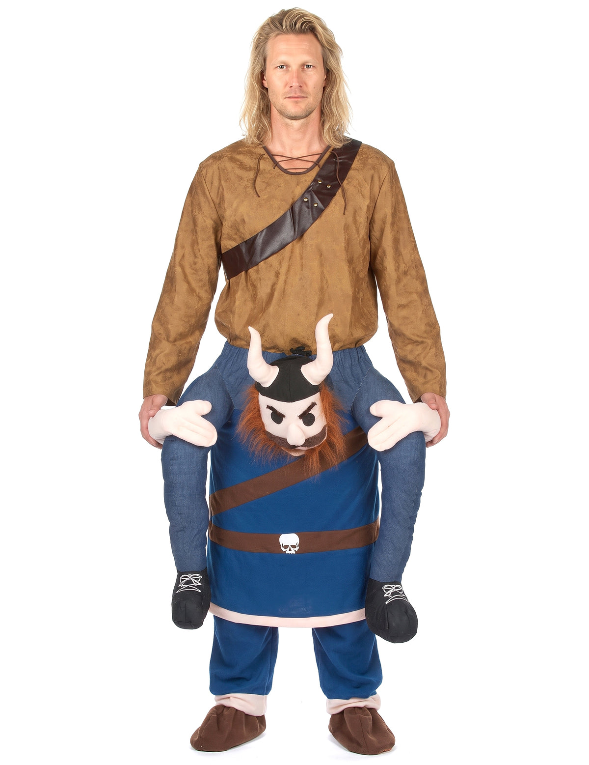 Disfarce homem ás costas de um viking adulto