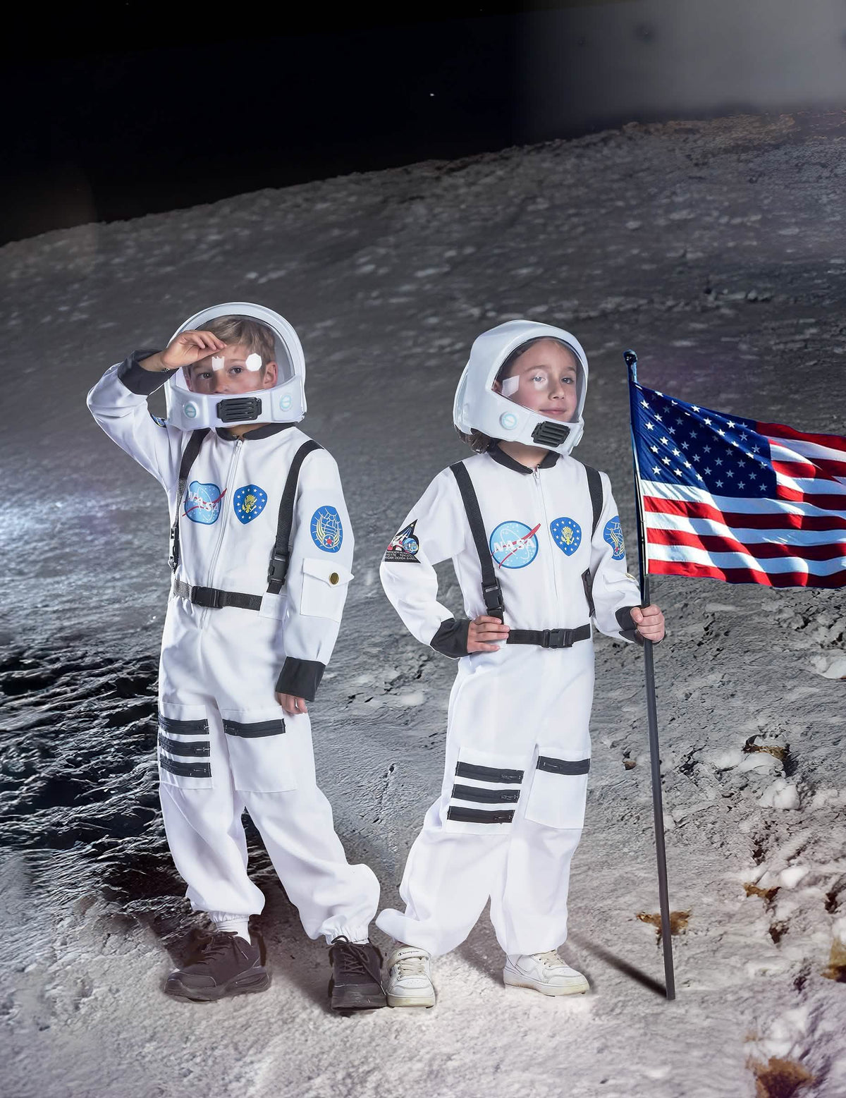 Encenação na lua com bandeira do disfarce de espaço para criança