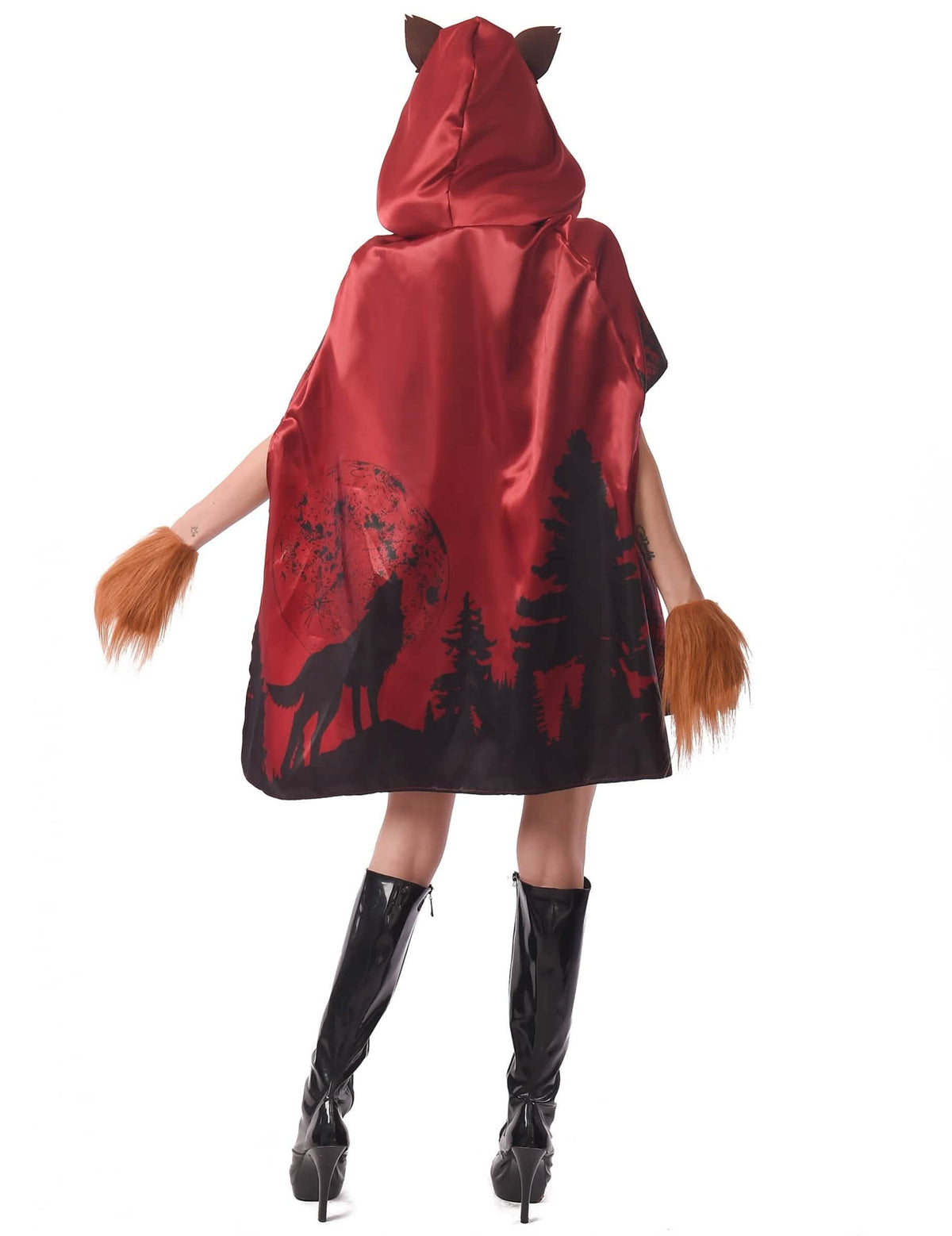 Vista de trás da capa com estampado de floresta e lobo do disfarce capuchinho lobo mau