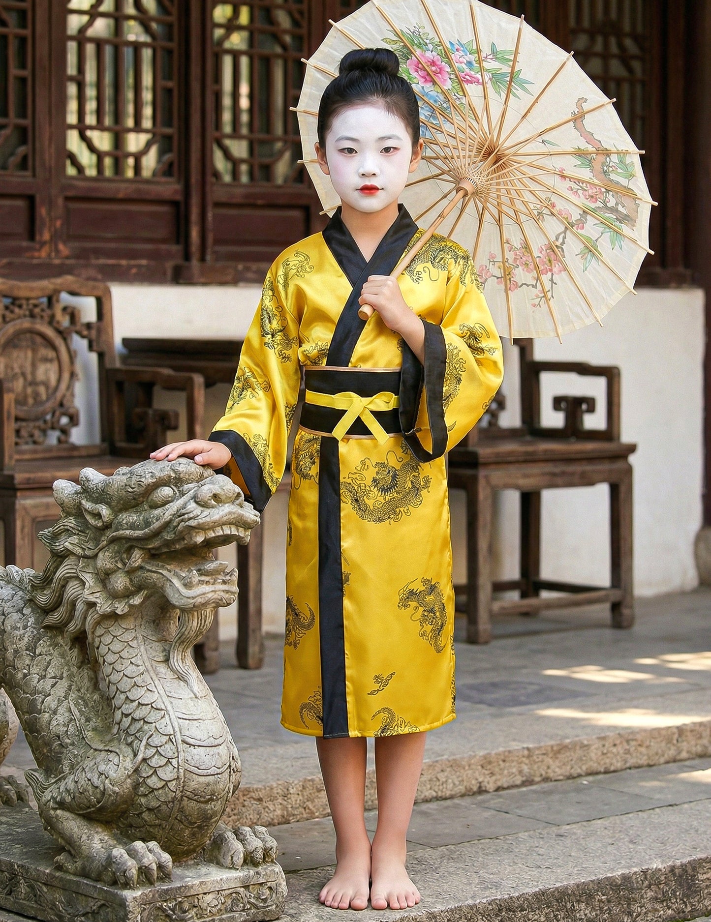 Mise en situation avec statue de dragon du déguisement de chinoise pour fille