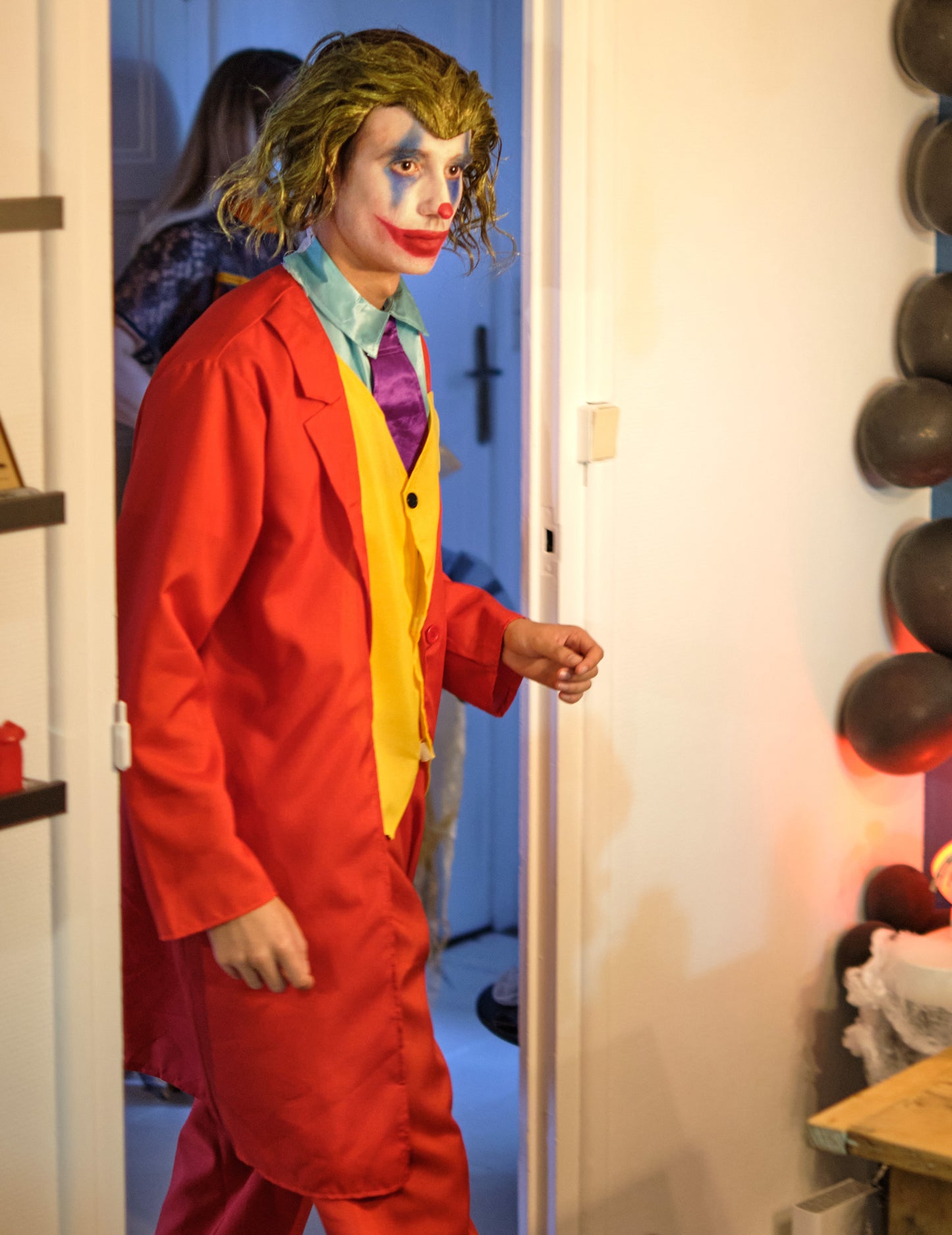 Vue de trois-quarts du déguisement de clown rouge fou pour adulte