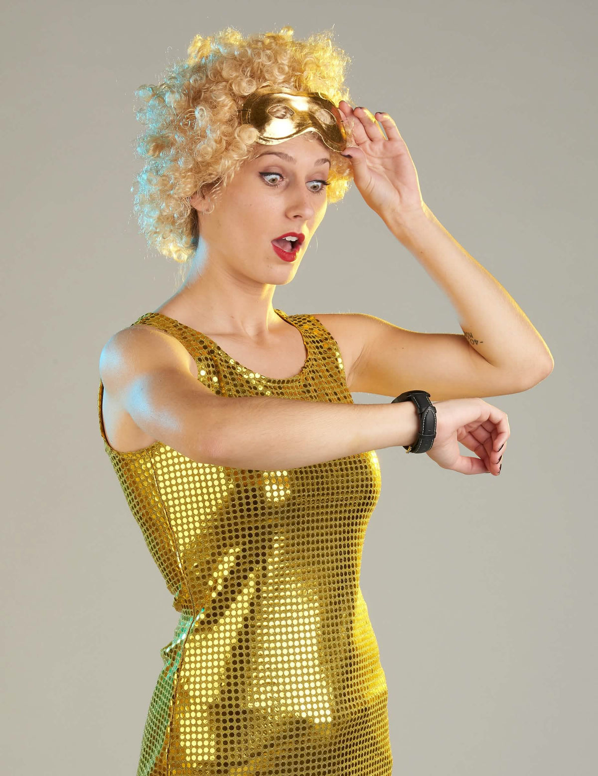 Grande plano do busto do disfarce disco para mulher dourado com lantejoulas