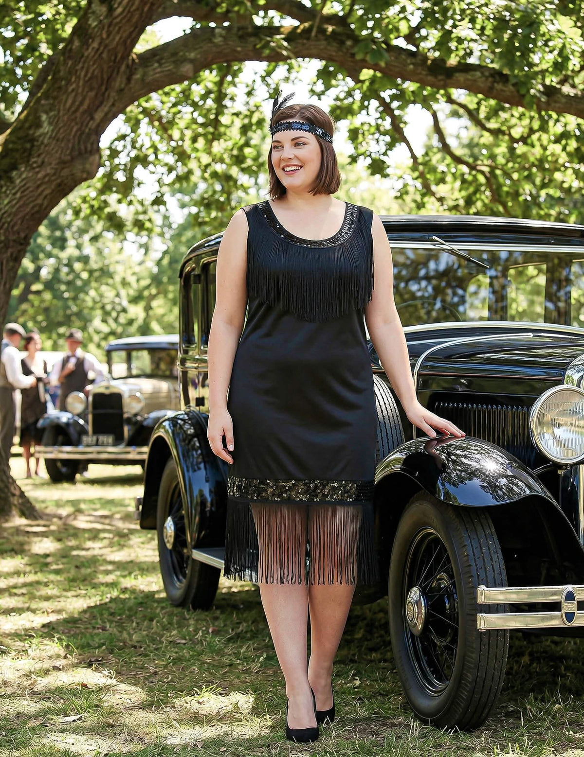 Encenação com carro antigo do disfarce vestido charleston, anos 20